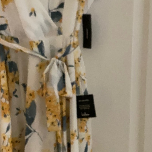 Beautiful Lulu dress with tags still attached. - Picture 5 of 8